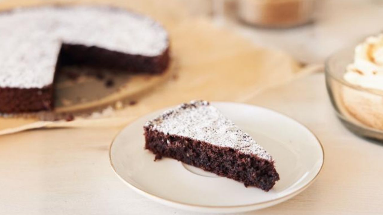 Bolo de chocolate rápido: Receita sem leite e manteiga mas DELICIOSA