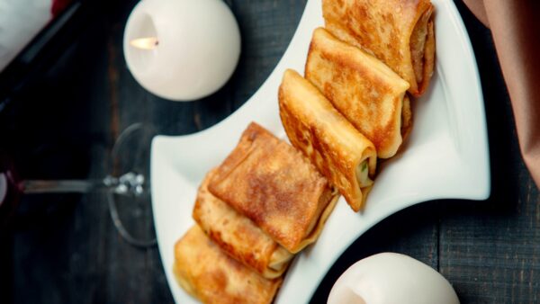 Mini pastéis de queijo e presunto