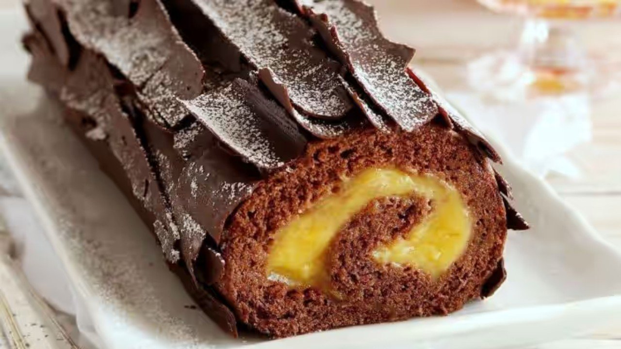 Rocambole de chocolate e recheio de laranja: Sobremesa para as férias!