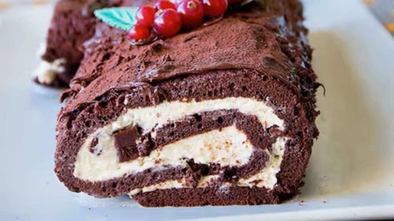 Rocambole de chocolate estilo tiramisu: Sobremesa incrível e fácil