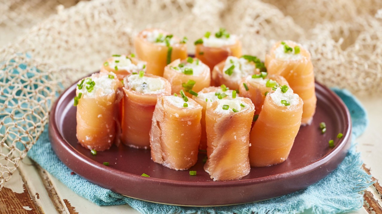 Rolinhos de salmão com queijo fresco: Receita festiva em 5 minutos!