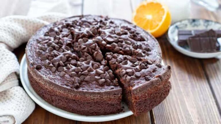 Bolo de chocolate com gotas de chocolate