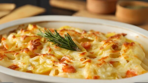 Macarrão de couve-flor gratinado