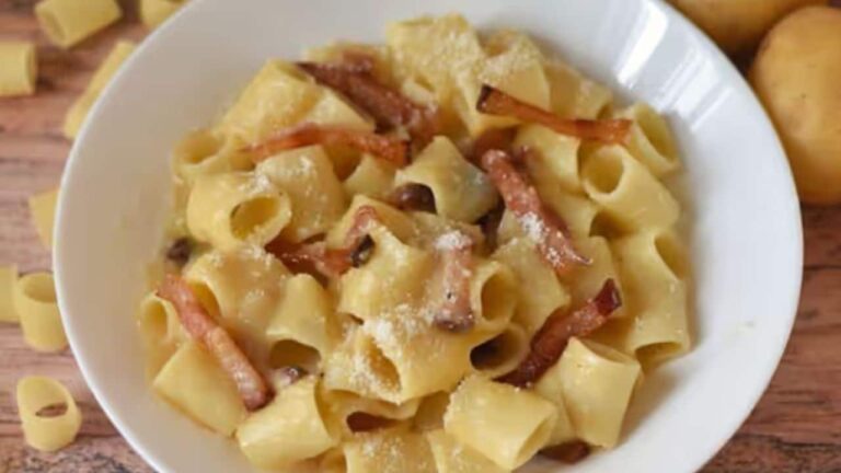 Macarrão com creme de batata e bacon