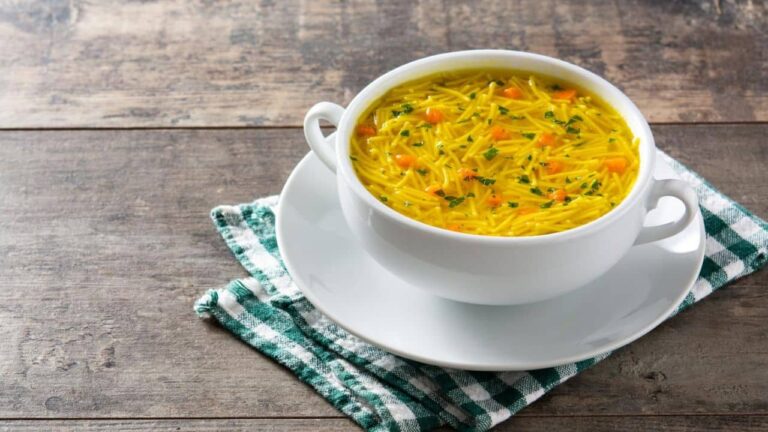 Sopa de batata, cenoura e alho-poró