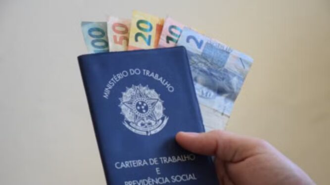 Crédito consignado para trabalhadores CLT e de aplicativos agora é lei: confira o que muda