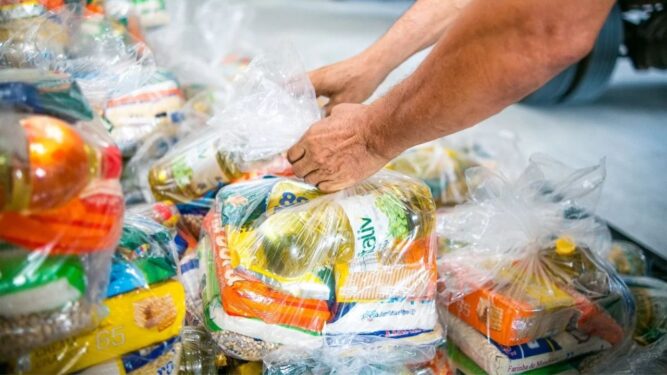 Quem tem direito à Cesta Básica de julho? Como receber em casa?