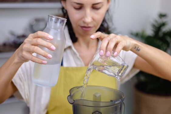 mistura de agua com vinagre para limpar