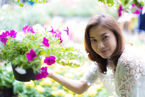 mulher com plantas flores