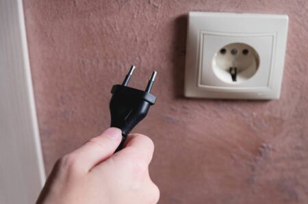 pessoa tirando aparelho da tomada energia
