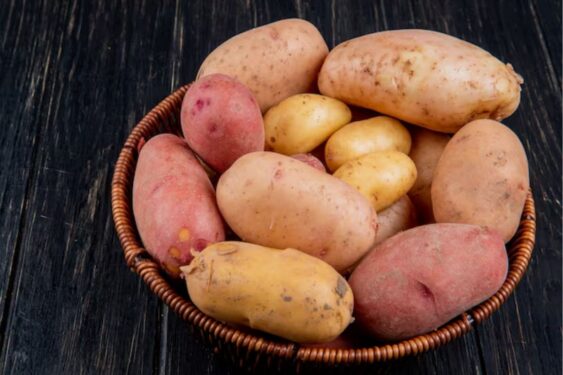 Lugar diferente para armazenar batatas e mantê-las frescas por até 5 meses Lugar diferente para armazenar batatas