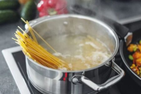 Sem óleo nem sal: truque de chef para deixar a massa do macarrão mais saborosa