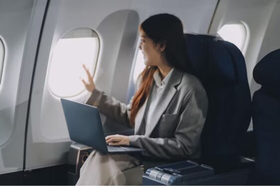 Por que você nunca deve trocar de assento em um avião? pessoa no assento do avião